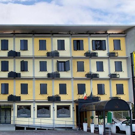Hotel Ristorante Tre Leoni Somma Lombardo Kültér fotó