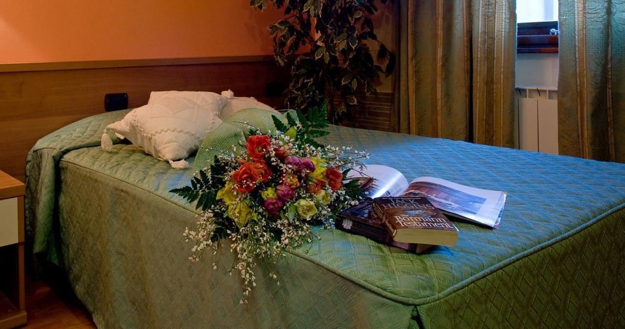 Hotel Ristorante Tre Leoni Somma Lombardo Kültér fotó