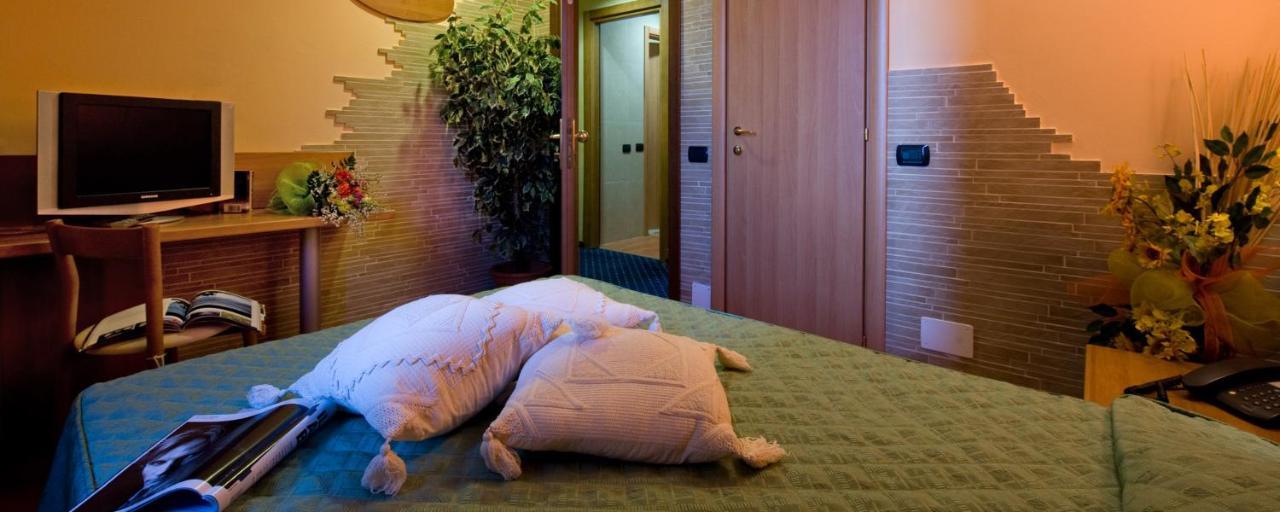 Hotel Ristorante Tre Leoni Somma Lombardo Kültér fotó